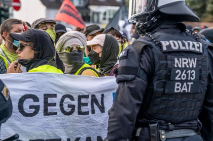 Germania: Polițiști răniţi grav în timpul manifestaţiilor împotriva congresului AfD. Apelul ministrului de interne - VIDEO