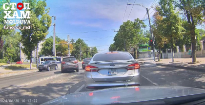 Și-a pus viața sa, dar și a celorlalți participanți la trafic în pericol. Momentul în care un șofer intră pe contrasens, trece la culoarea roșie a semaforului și nu cedează pietonilor - VIDEO Și-a pus viața sa, dar și a celorlalți participanți la trafic în pericol. Momentul în care un șofer intră pe contrasens, trece la culoarea roșie a semaforului și nu cedează pietonilor - VIDEO