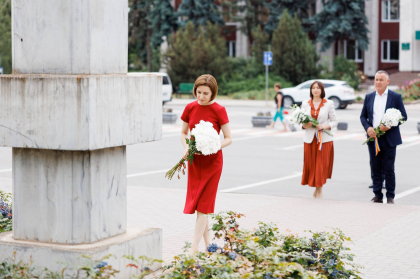 Șefa statului a depus flori la monumentul lui Ștefan cel Mare și Sfânt din Drochia: „Un exemplu de vitejie în apărarea libertății” - FOTO Șefa statului a depus flori la monumentul lui Ștefan cel Mare și Sfânt din Drochia: „Un exemplu de vitejie în apărarea libertății” - FOTO