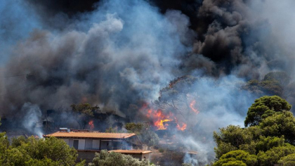„E ca apocalipsa, ca un film de război”. O turistă prinsă cu familia în încendiile devastatoare din Grecia a povestit coșmarul trăit - GALERIE FOTO „E ca apocalipsa, ca un film de război”. O turistă prinsă cu familia în încendiile devastatoare din Grecia a povestit coșmarul trăit - GALERIE FOTO