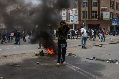 Noi ciocniri violente în Kenya: gaze lacrimogene, pietre și incendii, în timp ce protestatarii îi transmit președintelui Ruto că „trebuie să plece”
