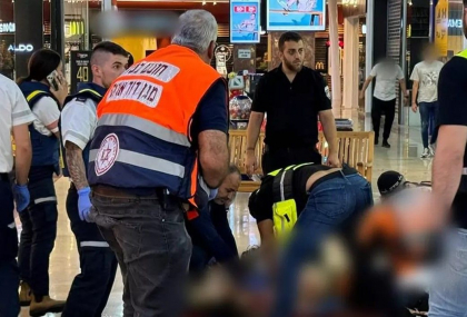 Atac cu cuțitul într-un centru comercial din Israel. Doi răniți, dintre care unul în stare critică, agresorul a fost împușcat mortal Atac cu cuțitul într-un centru comercial din Israel. Doi răniți, dintre care unul în stare critică, agresorul a fost împușcat mortal