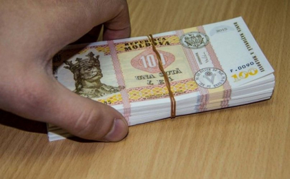 Sumă de bani, găsită pe o stradă din Chișinău. Poliția caută proprietarul Sumă de bani, găsită pe o stradă din Chișinău. Poliția caută proprietarul