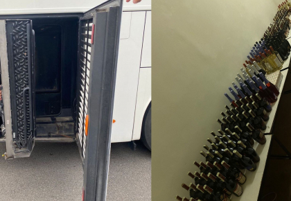 Un autocar care se îndrepta din Chișinău spre Franța a fost „luat la puricat”. Ce au găsit vameșii - FOTO Un autocar care se îndrepta din Chișinău spre Franța a fost „luat la puricat”. Ce au găsit vameșii - FOTO