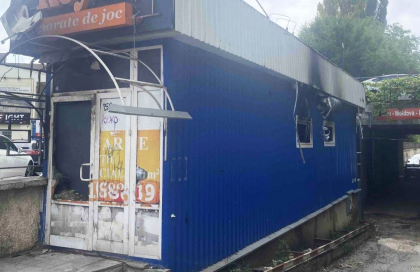 Incendiu puternic în capitală. O construcție părăsită a fost cuprinsă de flăcări. Pompierii - prezenți la datorie - VIDEO
