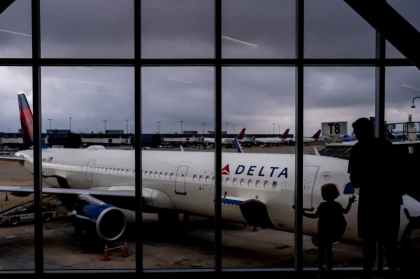 Un zbor Delta Airlines întors din drum din cauza intoxicației alimentare a pasagerilor. Compania le-a servit pui stricat Un zbor Delta Airlines întors din drum din cauza intoxicației alimentare a pasagerilor. Compania le-a servit pui stricat