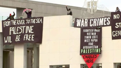 Manifestanți pro-palestinieni s-au urcat pe acoperișul Parlamentului Australiei pentru a desfășura bannere împotriva războiului din Gaza - FOTO Manifestanți pro-palestinieni s-au urcat pe acoperișul Parlamentului Australiei pentru a desfășura bannere împotriva războiului din Gaza - FOTO