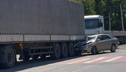 Accident la Rezina. O șoferiță a ajuns cu mașina în remorca unui camion, după ce a pierdut controlul asupra volanului. Imagini de la locul incidentului - FOTO/VIDEO Accident la Rezina. O șoferiță a ajuns cu mașina în remorca unui camion, după ce a pierdut controlul asupra volanului. Imagini de la locul incidentului - FOTO/VIDEO