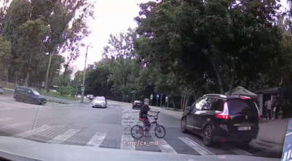 La un pas de tragedie. Un copil - cât pe ce să fie lovit de o mașină pe o trecere de pietoni. Momentul, surprins de camera de bord a unui automobil - VIDEO