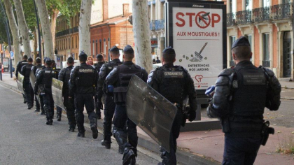Franța stă pe un butoi de pulbere înaintea alegerilor de duminică: violențe și amenințări cu moartea. Mii de polițiști sunt în alertă