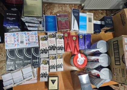 A încercat să intre în țară cu un lot comercial de produse cosmetice, produse de igienă, parfumuri și alte mărfuri, fără a le declara. Un moldovean - documentat la vama Costești - FOTO A încercat să intre în țară cu un lot comercial de produse cosmetice, produse de igienă, parfumuri și alte mărfuri, fără a le declara. Un moldovean - documentat la vama Costești - FOTO