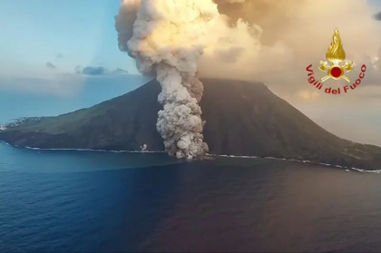 Italia declară alertă roșie după erupția vulcanului Stromboli. Și Etna „scuipă” lavă