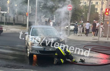 O mașină a luat foc pe o stradă din capitală. Imagini de la locul incendiului - FOTO/VIDEO