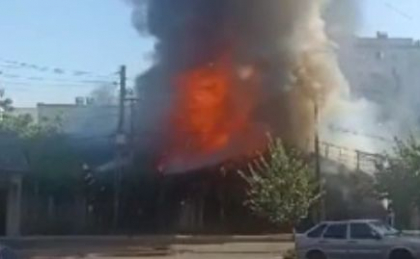 Momentul în care o locuință din capitală arde ca o torță - VIDEO Momentul în care o locuință din capitală arde ca o torță - VIDEO