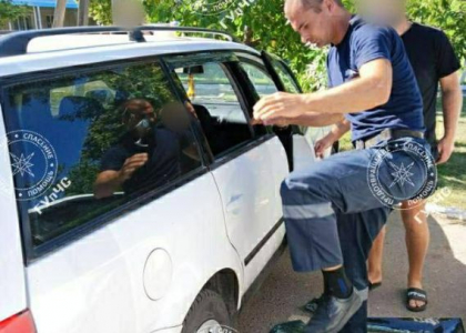 Clipe de groază pentru o pereche din stânga Nistrului. Un copil de un an și 6 luni a rămas blocat în mașină, după ce părinții au uitat cheia în interior. Cum au reușit să îl salveze - FOTO