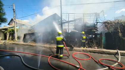 Incendiu puternic în capitală. O persoană a fost evacuată, după ce o casă a fost cuprinsă de flăcări. 5 echipe de pompieri au intervenit pentru a lichida focul - FOTO