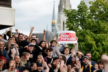 Alianța stângii câștigă surprinzător alegerile legislative din Franța și revendică formarea guvernului. Coaliția lui Macron, pe locul doi. Extrema-dreaptă a lui Le Pen, împinsă pe trei – estimări Alianța stângii câștigă surprinzător alegerile legislative din Franța și revendică formarea guvernului. Coaliția lui Macron, pe locul doi. Extrema-dreaptă a lui Le Pen, împinsă pe trei – estimări