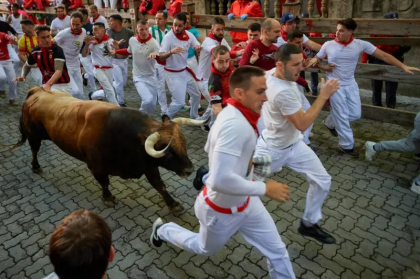 Sărbătoarea de San Fermin a început la Pamplona: Șase răniți în prima cursă cu tauri Sărbătoarea de San Fermin a început la Pamplona: Șase răniți în prima cursă cu tauri