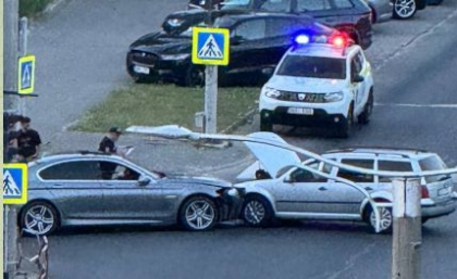Accident în capitală. Două mașini au fost avariate, după ce s-au lovit. Imagini de la locul incidentului - FOTO Accident în capitală. Două mașini au fost avariate, după ce s-au lovit. Imagini de la locul incidentului - FOTO