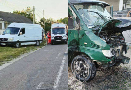 Accident fatal la Briceni. Un bărbat a murit, după ce s-a izbit cu microbuzul său în alte două autovehicule parcate - FOTO