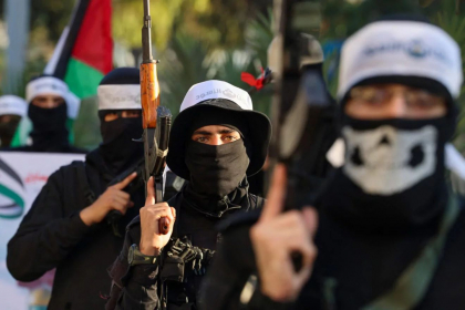 Hamas renunţă la precondiţia unui armistiţiu în Războiul din Fâşia Gaza şi acceptă să negocieze un schimb de ostatici şi deţinuţi. ”Mingea este în terenul israelienilor. Dacă vor să se ajungă la un acord, atunci foarte probabil acest lucru se va produce”
Hamas renunţă la precondiţia unui armistiţiu în Războiul din Fâşia Gaza şi acceptă să negocieze un schimb de ostatici şi deţinuţi. ”Mingea este în terenul israelienilor. Dacă vor să se ajungă la un acord, atunci foarte probabil acest lucru se va produce”