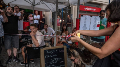 „Plecați acasă!”. Turiștii din Barcelona au fost alungați de la terase și atacați cu pistoale cu apă, de localnici - GALERIE FOTO