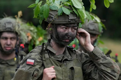 Civilii polonezi se pregătesc pentru război. Voluntari antrenați de militari profesioniști