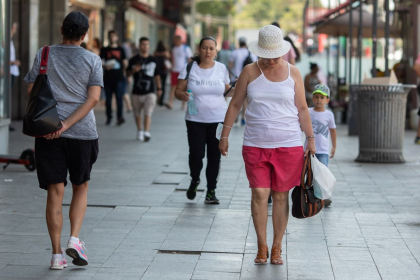 „Consumați suficientă apă, purtați haine lejere de culori deschise și utilizați mijloacele de protecție solară în cazul ieșirii.” Recomandările IGSU, după ce meteorologii au emis cod portocaliu de caniculă