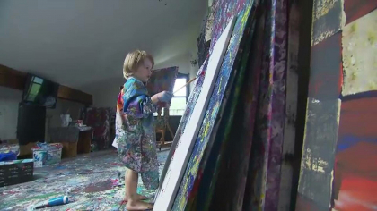 Poartă scutec, dar creează tablouri care se vând cu mii de euro. Ce pictează ”micul Picasso” Poartă scutec, dar creează tablouri care se vând cu mii de euro. Ce pictează ”micul Picasso”