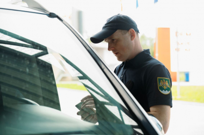 Doi moldoveni au încercat să treacă frontiera cu acte false. Ce spun polițiștii de frontieră Doi moldoveni au încercat să treacă frontiera cu acte false. Ce spun polițiștii de frontieră