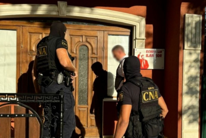 17 percheziții la Comrat. Șase persoane, reținute de CNA într-un dosar de finanțare ilegală a unei formațiuni politice, spălare de bani și falsificare a actelor 17 percheziții la Comrat. Șase persoane, reținute de CNA într-un dosar de finanțare ilegală a unei formațiuni politice, spălare de bani și falsificare a actelor