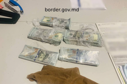 A ascuns sub haine 50 de mii de dolari și intenționa să-i treacă ilicit peste frontieră. O femeie - documentată pe Aeroportul Internațional Chişinău