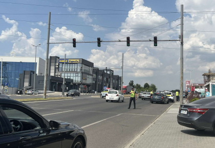 Crima terifiantă din sectorul Rîșcani: Mașinile sunt verificate, iar polițiștii patrulează străzile din capitală - FOTO Crima terifiantă din sectorul Rîșcani: Mașinile sunt verificate, iar polițiștii patrulează străzile din capitală - FOTO