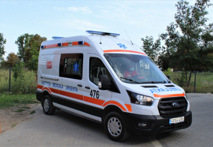 Un felcer de pe ambulanță a fost lovit cu pumnul în față de către un pacient băut. Victima, internată în spital 