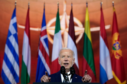 „Ucraina poate să îl învingă pe Putin”. Biden, discurs energic la summitul NATO. România, invocată de două ori