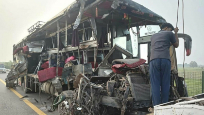 Tragedie în India. Un autobuz cu două etaje s-a ciocnit cu un camion cu lapte. Cel puţin 18 oameni au murit - VIDEO Tragedie în India. Un autobuz cu două etaje s-a ciocnit cu un camion cu lapte. Cel puţin 18 oameni au murit - VIDEO
