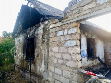 A vrut să aprindă televizorul, dar a rămas fără casă. O locuință a ars în totalitate, după ce a avut loc un scurt circuit - FOTO A vrut să aprindă televizorul, dar a rămas fără casă. O locuință a ars în totalitate, după ce a avut loc un scurt circuit - FOTO