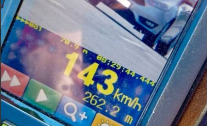 Doi şoferi - traşi pe dreapta pentru că se deplasau cu viteza excesivă. Ce pedepsă au primit - FOTO