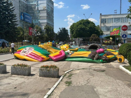 Un copil a ajuns la spital, după ce a căzut de pe tobogan, la Bălți Un copil a ajuns la spital, după ce a căzut de pe tobogan, la Bălți