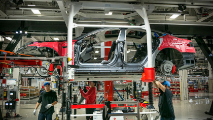 Problemă inedită la uzina Tesla din Germania. Managerul uzinei: Lipsesc 65.000 ceşti de cafea. „Teoretic aveți câte 5 acasă”
