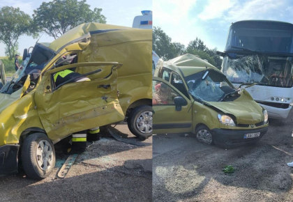 Soț și soție au murit pe loc și au fost scoși dintre fiarele automobilului după ce s-au ciocnit cu un autocar, în care se aflau 19 pasageri - FOTO