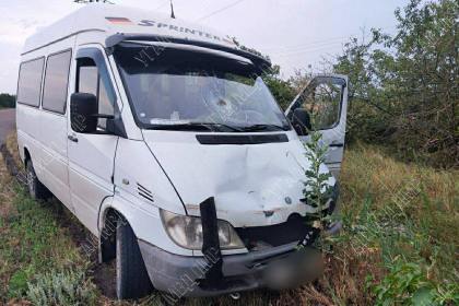 Accident violent în stânga Nistrului. Un băiat de 14 ani a ajuns în stare gravă la spital, după ce a fost lovit de un microbuz. Imagini de la locul incidentului - FOTO