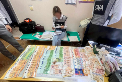 Își punea banii în buzunar. Un angajat medical din Leova, sub lupa CNA, după ce au fost ridicați circa 8 mii de euro