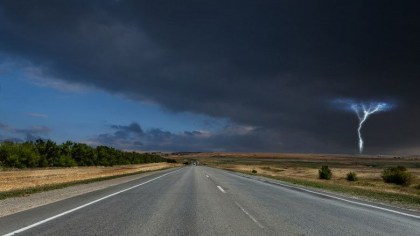 Un bebeluș de un an a supraviețuit două zile pe marginea unei autostrăzi, în timpul furtunilor aduse de uraganul Beryl
