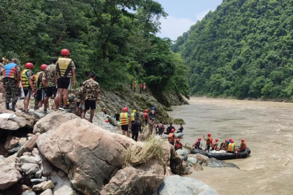 Două autobuze aruncate în râu de o alunecare de teren în Nepal. Numărul victimelor ar putea depăși 60 Două autobuze aruncate în râu de o alunecare de teren în Nepal. Numărul victimelor ar putea depăși 60