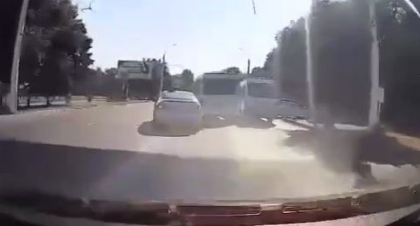 A fost nevoit să intre pe contrasens, pentru a evita producerea unui accident. Momentul în care două microbuze erau la un pas de a se lovi pe o stradă din Tiraspol - VIDEO