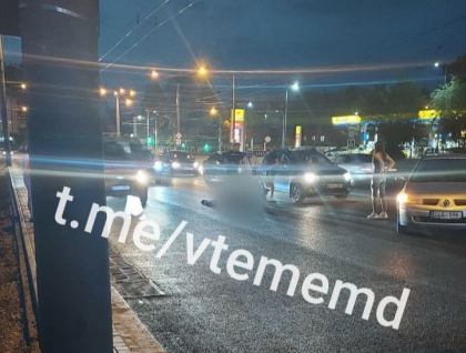 Un bărbat - transportat la spital, după ce a fost lovit de o mașină. Poliția: „A traversat strada neregulamentar” - FOTO Un bărbat - transportat la spital, după ce a fost lovit de o mașină. Poliția: „A traversat strada neregulamentar” - FOTO