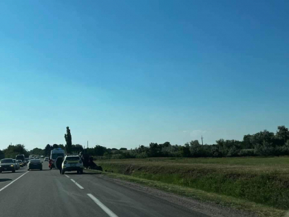Accident la Telenești. Un șofer, transportat de urgență la spital, după ce s-a răsturnat cu mașina în șanț - FOTO