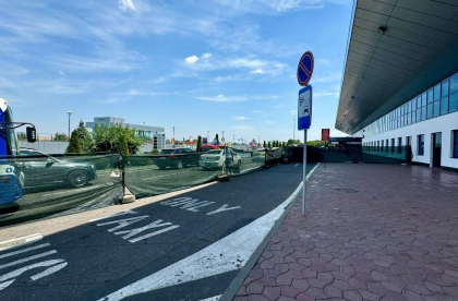 Muncitorii au început să paveze terenul adiacent terminalului Aeroportului Internațional Chișinău. Cât vor dura lucrările - FOTO Muncitorii au început să paveze terenul adiacent terminalului Aeroportului Internațional Chișinău. Cât vor dura lucrările - FOTO