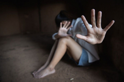 Un bărbat - condamnat la 11 ani de închisoare, după ce a abuzat sexual o copilă de 15 ani. Procuratura: „Soția sa a luat-o sub tutelă” Un bărbat - condamnat la 11 ani de închisoare, după ce a abuzat sexual o copilă de 15 ani. Procuratura: „Soția sa a luat-o sub tutelă”